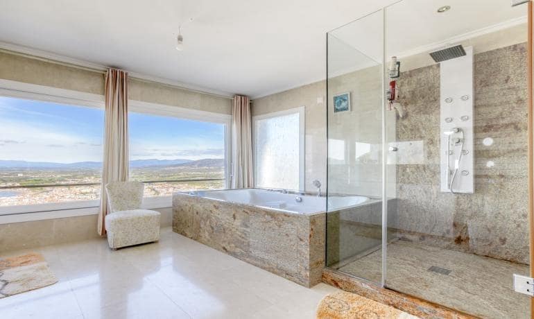 5 bedroom Apartment for sale in Roses with pool garage - € 880,000 (Ref: 8976033)