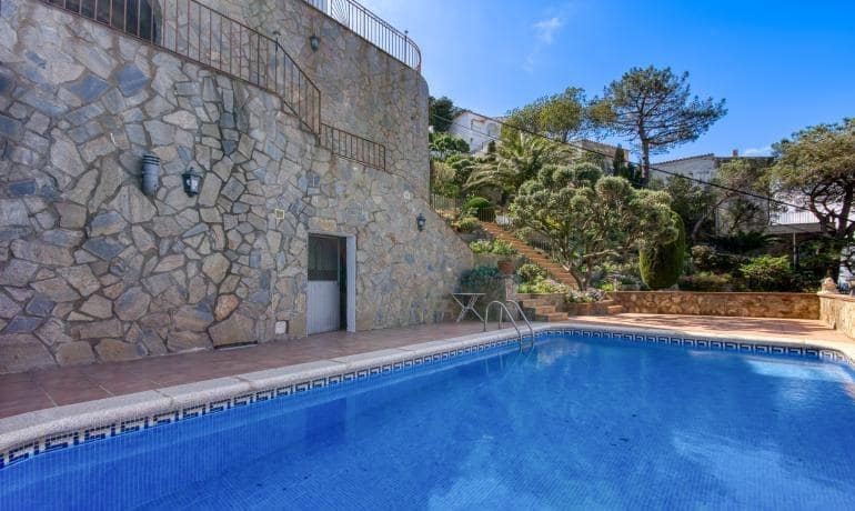 5 bedroom Apartment for sale in Roses with pool garage - € 880,000 (Ref: 8976033)