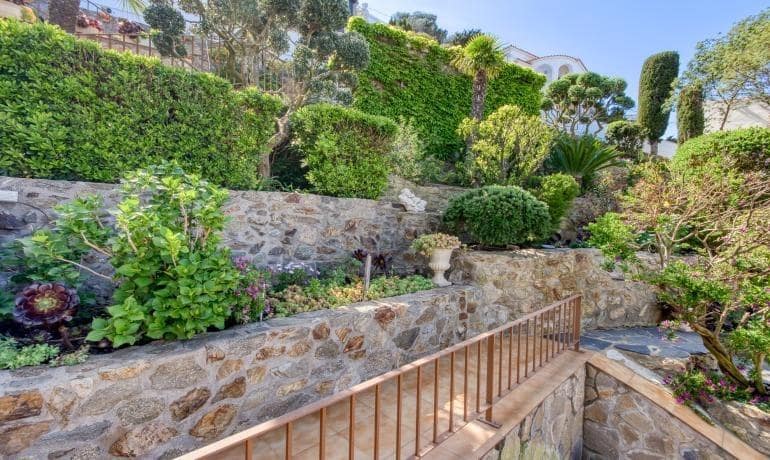 5 bedroom Apartment for sale in Roses with pool garage - € 880,000 (Ref: 8976033)