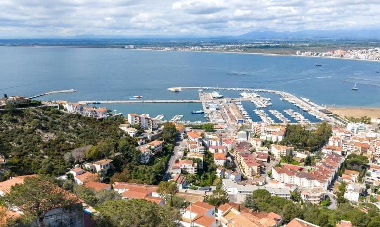 5 bedroom Apartment for sale in Roses with pool garage - € 880,000 (Ref: 8976033)