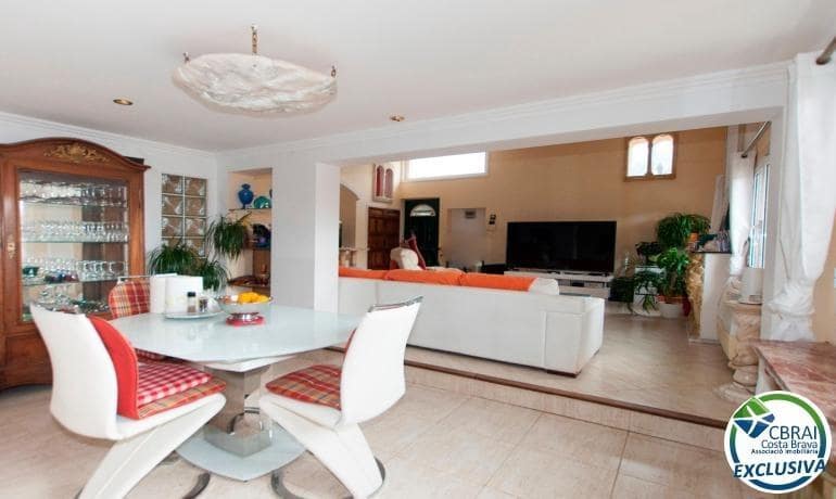2 bedroom Villa for sale in Roses with garage - € 377,000 (Ref: 8992048)