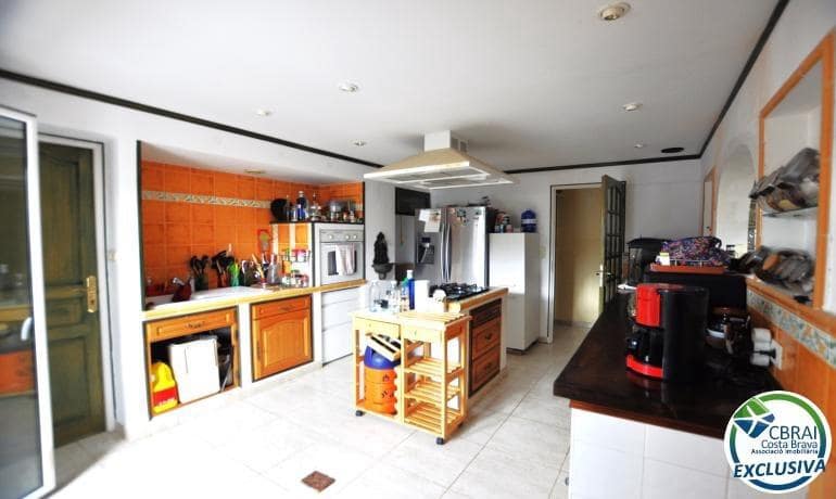 2 bedroom Villa for sale in Roses with garage - € 377,000 (Ref: 8992048)