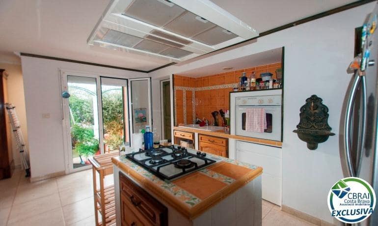 2 bedroom Villa for sale in Roses with garage - € 377,000 (Ref: 8992048)