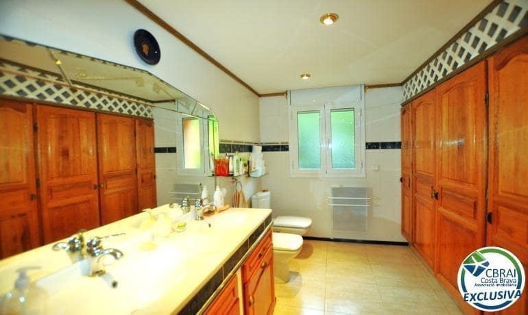 2 bedroom Villa for sale in Roses with garage - € 377,000 (Ref: 8992048)