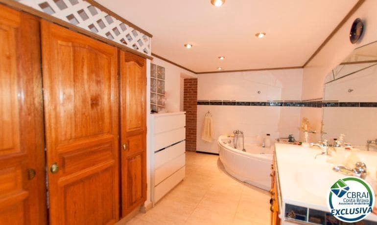 2 bedroom Villa for sale in Roses with garage - € 377,000 (Ref: 8992048)