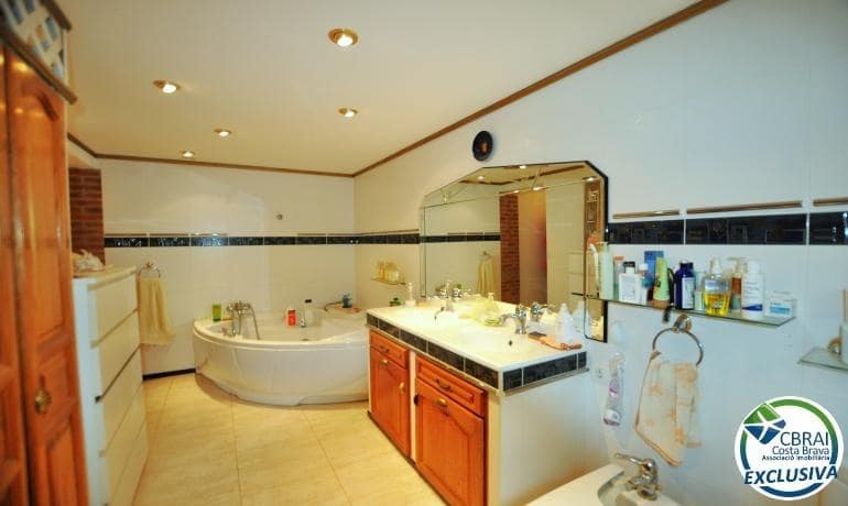 2 bedroom Villa for sale in Roses with garage - € 377,000 (Ref: 8992048)