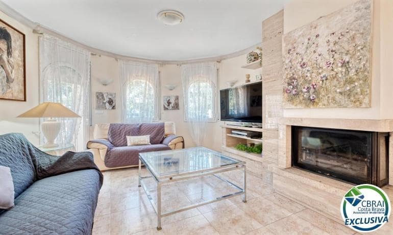 5 soverom Villa til salgs i Empuriabrava med svømmebasseng garasje - € 470 000 (Ref: 9005415)