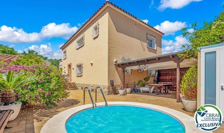 5 soverom Villa til salgs i Empuriabrava med svømmebasseng garasje - € 470 000 (Ref: 9005415)