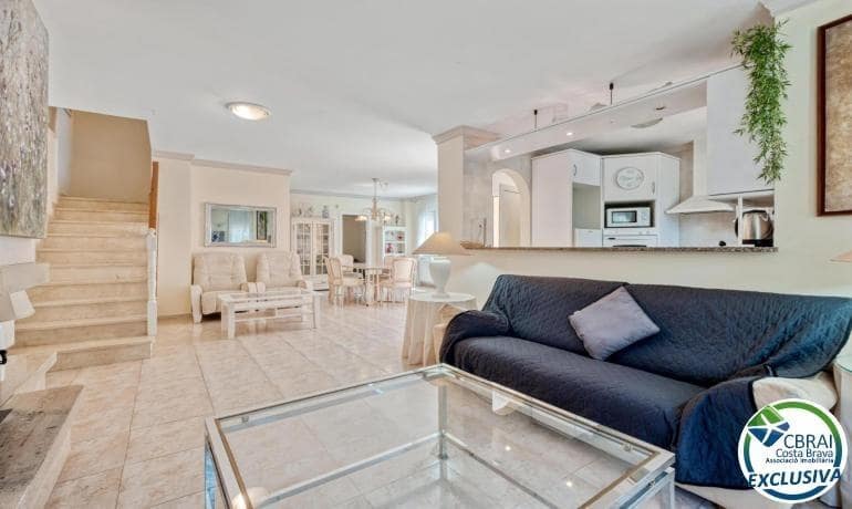 5 soverom Villa til salgs i Empuriabrava med svømmebasseng garasje - € 470 000 (Ref: 9005415)
