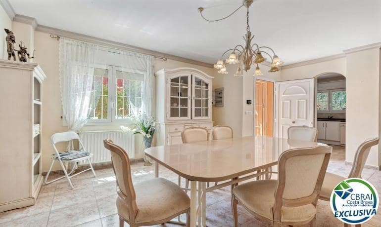 5 soverom Villa til salgs i Empuriabrava med svømmebasseng garasje - € 470 000 (Ref: 9005415)