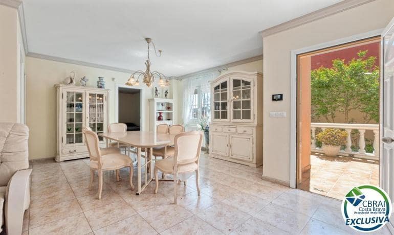 5 soverom Villa til salgs i Empuriabrava med svømmebasseng garasje - € 470 000 (Ref: 9005415)