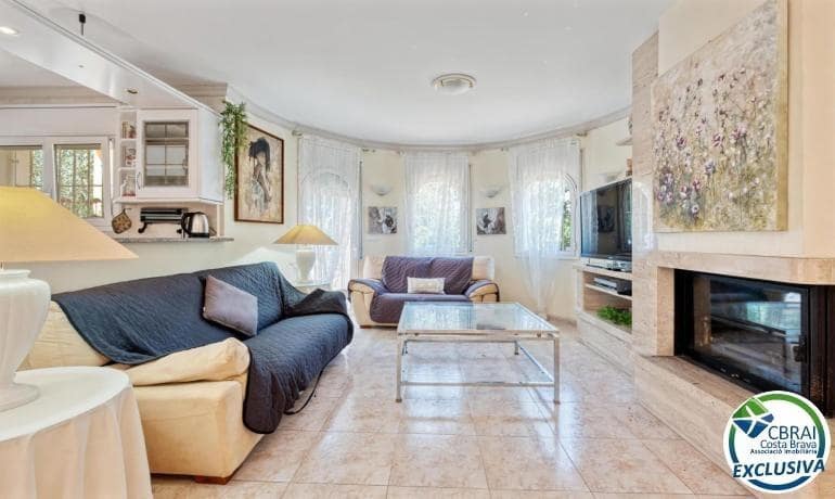 5 soverom Villa til salgs i Empuriabrava med svømmebasseng garasje - € 470 000 (Ref: 9005415)