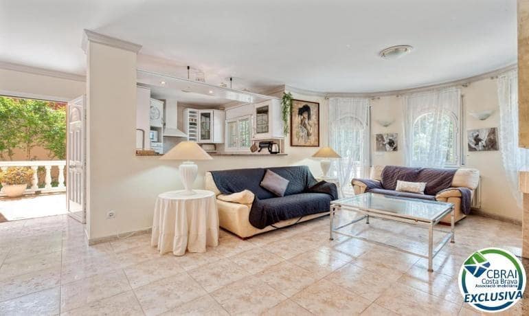 5 soverom Villa til salgs i Empuriabrava med svømmebasseng garasje - € 470 000 (Ref: 9005415)