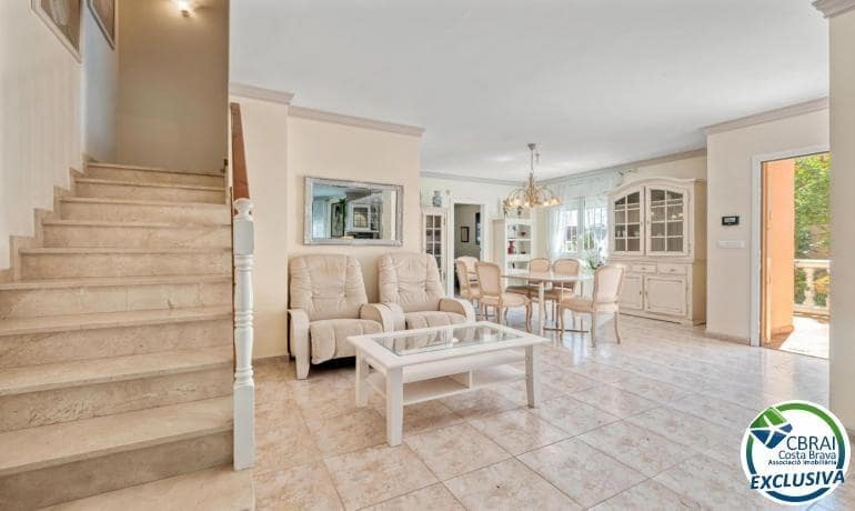 5 soverom Villa til salgs i Empuriabrava med svømmebasseng garasje - € 470 000 (Ref: 9005415)