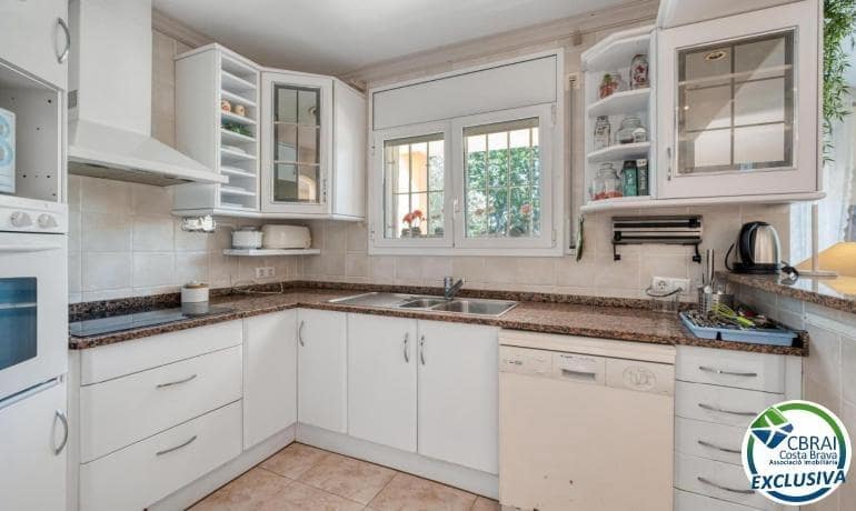 5 soverom Villa til salgs i Empuriabrava med svømmebasseng garasje - € 470 000 (Ref: 9005415)