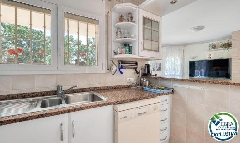 5 soverom Villa til salgs i Empuriabrava med svømmebasseng garasje - € 470 000 (Ref: 9005415)