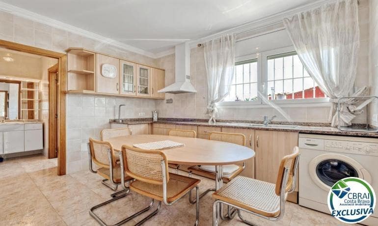 5 soverom Villa til salgs i Empuriabrava med svømmebasseng garasje - € 470 000 (Ref: 9005415)
