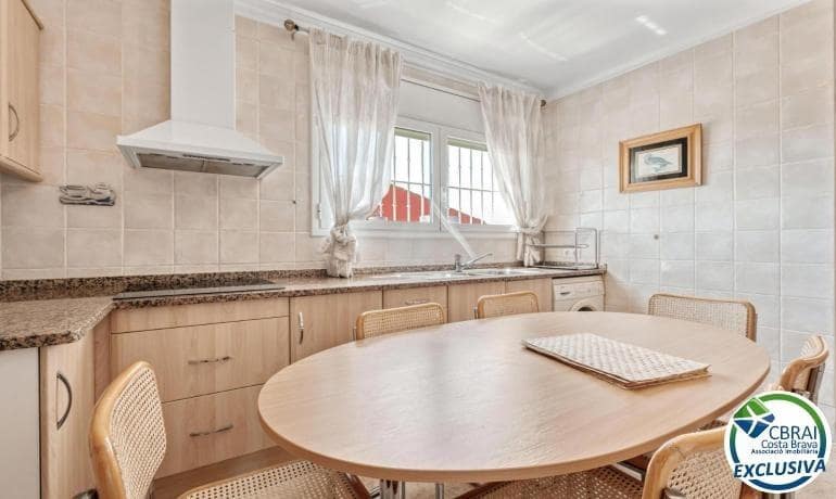 5 soverom Villa til salgs i Empuriabrava med svømmebasseng garasje - € 470 000 (Ref: 9005415)