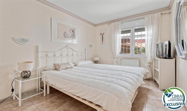 5 soverom Villa til salgs i Empuriabrava med svømmebasseng garasje - € 470 000 (Ref: 9005415)