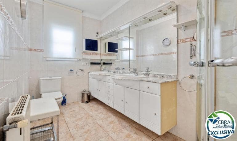 5 soverom Villa til salgs i Empuriabrava med svømmebasseng garasje - € 470 000 (Ref: 9005415)