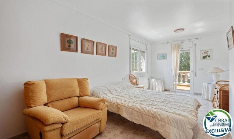 5 soverom Villa til salgs i Empuriabrava med svømmebasseng garasje - € 470 000 (Ref: 9005415)