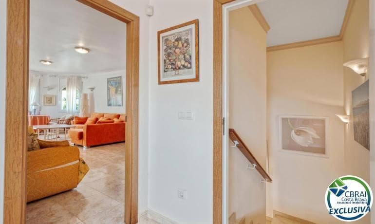 5 soverom Villa til salgs i Empuriabrava med svømmebasseng garasje - € 470 000 (Ref: 9005415)