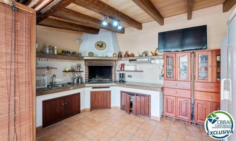 5 soverom Villa til salgs i Empuriabrava med svømmebasseng garasje - € 470 000 (Ref: 9005415)