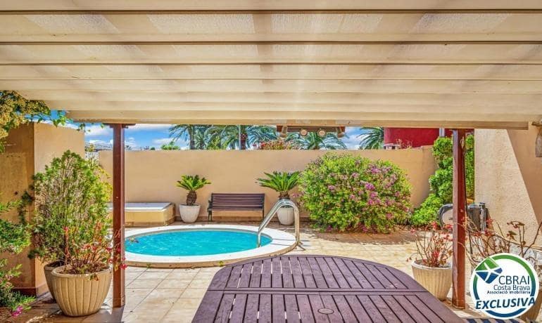5 soverom Villa til salgs i Empuriabrava med svømmebasseng garasje - € 470 000 (Ref: 9005415)
