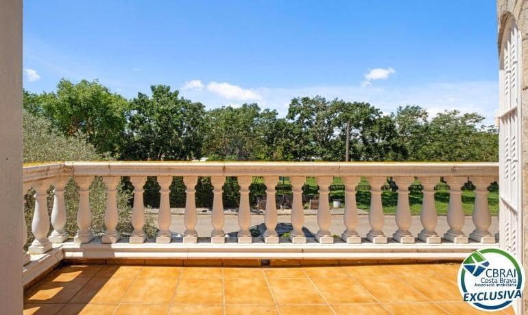 5 soverom Villa til salgs i Empuriabrava med svømmebasseng garasje - € 470 000 (Ref: 9005415)