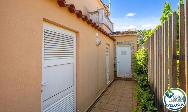 5 soverom Villa til salgs i Empuriabrava med svømmebasseng garasje - € 470 000 (Ref: 9005415)