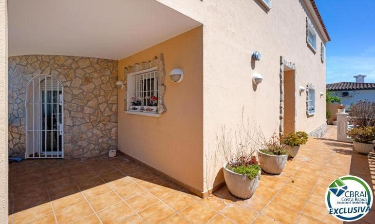 5 soverom Villa til salgs i Empuriabrava med svømmebasseng garasje - € 470 000 (Ref: 9005415)