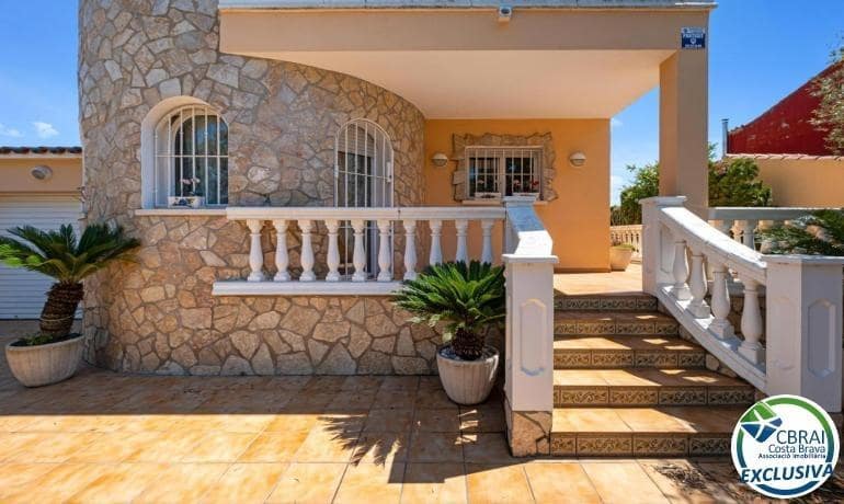 5 soverom Villa til salgs i Empuriabrava med svømmebasseng garasje - € 470 000 (Ref: 9005415)