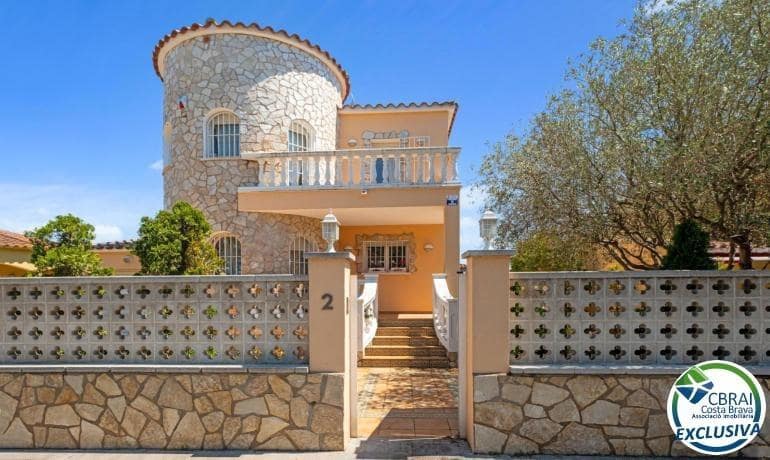 5 soverom Villa til salgs i Empuriabrava med svømmebasseng garasje - € 470 000 (Ref: 9005415)