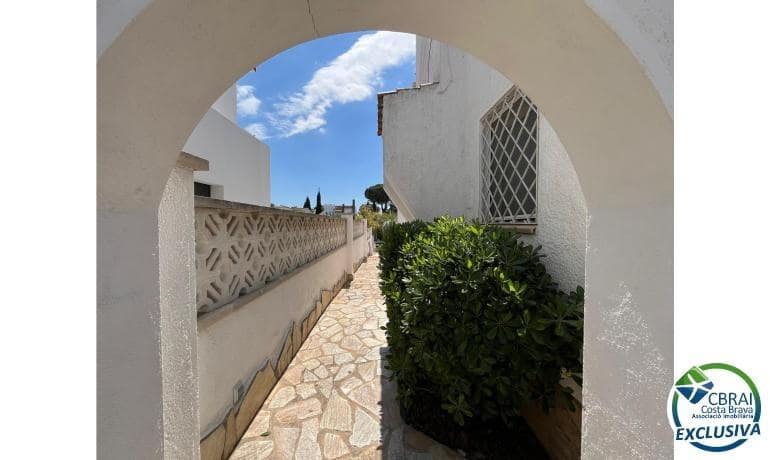 3 makuuhuone Huvila myytävänä paikassa Empuriabrava mukana uima-altaan 
autotalli - 795 000 € (Ref: 9005416)