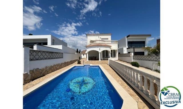 3 makuuhuone Huvila myytävänä paikassa Empuriabrava, Castelló d'Empúries mukana uima-altaan 
autotalli - 795 000 € (Ref: 9005416)