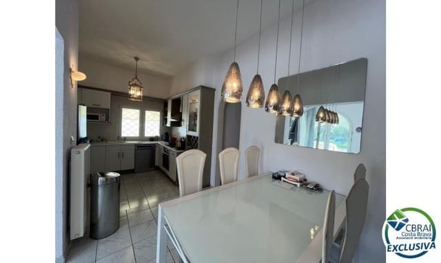 3 makuuhuone Huvila myytävänä paikassa Empuriabrava, Castelló d'Empúries mukana uima-altaan 
autotalli - 795 000 € (Ref: 9005416)