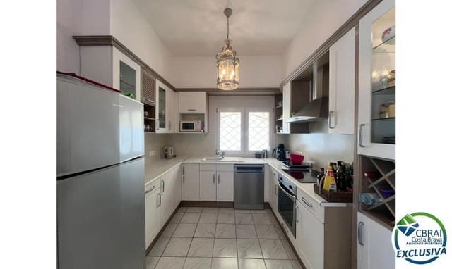 3 makuuhuone Huvila myytävänä paikassa Empuriabrava, Castelló d'Empúries mukana uima-altaan 
autotalli - 795 000 € (Ref: 9005416)