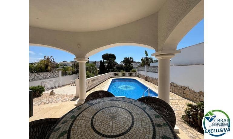 3 makuuhuone Huvila myytävänä paikassa Empuriabrava mukana uima-altaan 
autotalli - 795 000 € (Ref: 9005416)