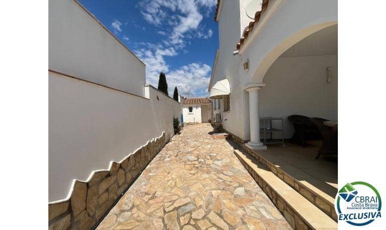 3 makuuhuone Huvila myytävänä paikassa Empuriabrava mukana uima-altaan 
autotalli - 795 000 € (Ref: 9005416)