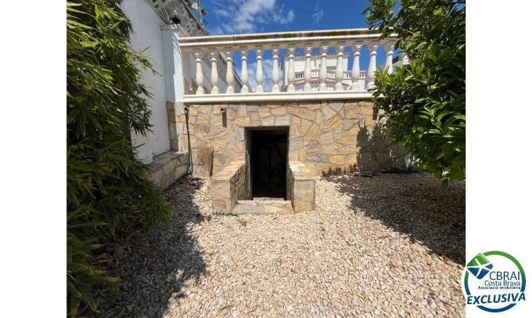 3 makuuhuone Huvila myytävänä paikassa Empuriabrava mukana uima-altaan 
autotalli - 795 000 € (Ref: 9005416)