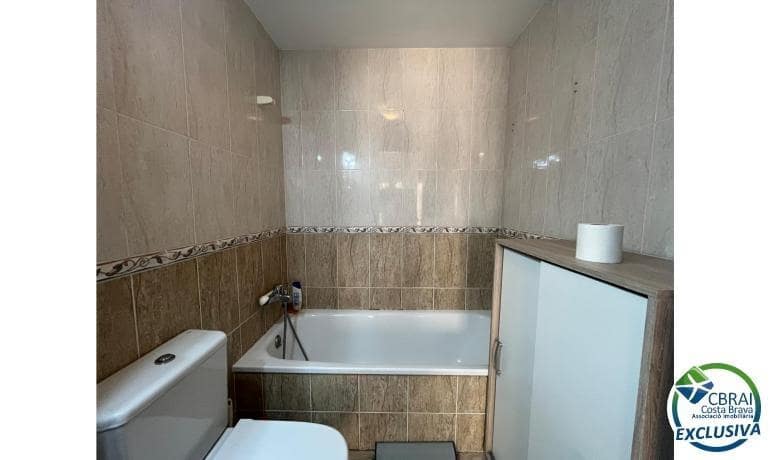 2 bedroom Apartment for sale in Empuriabrava with garage - € 349,000 (Ref: 9073259)