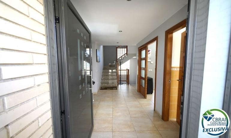 4 bedroom Villa for sale in Roses - € 500,000 (Ref: 9124897)