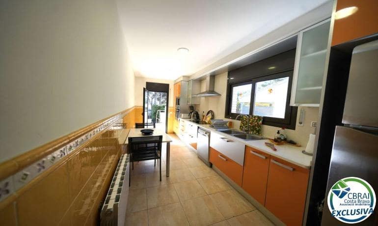 4 bedroom Villa for sale in Roses - € 500,000 (Ref: 9124897)