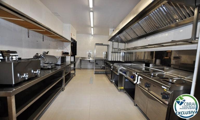 Business for sale in Roses - € 750,000 (Ref: 9142765)