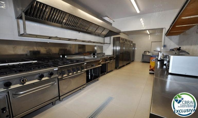 Business for sale in Roses - € 750,000 (Ref: 9142765)