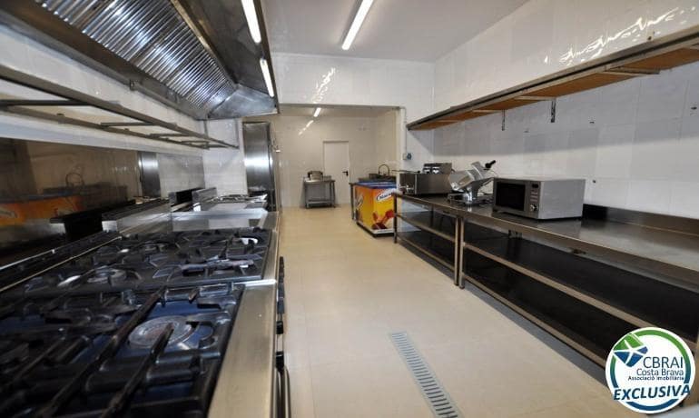 Business for sale in Roses - € 750,000 (Ref: 9142765)