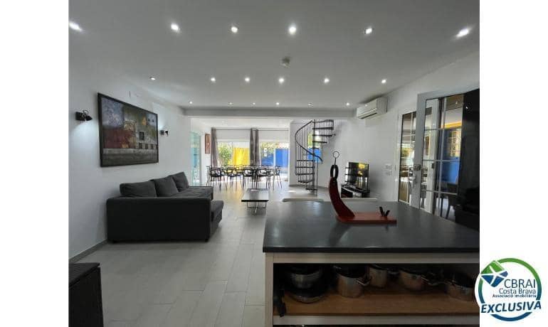 4 soverom Villa til salgs i Empuriabrava med svømmebasseng garasje - € 549 000 (Ref: 9142784)