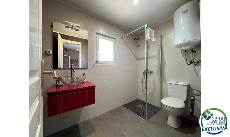 4 soverom Villa til salgs i Empuriabrava med svømmebasseng garasje - € 549 000 (Ref: 9142784)