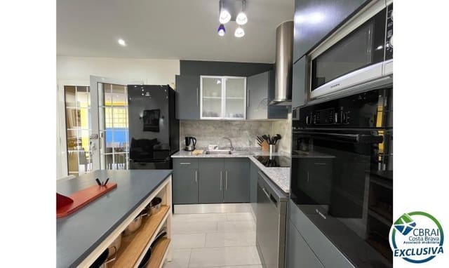 4 soverom Villa til salgs i Empuriabrava, Castelló d'Empúries med svømmebasseng garasje - € 549 000 (Ref: 9142784)