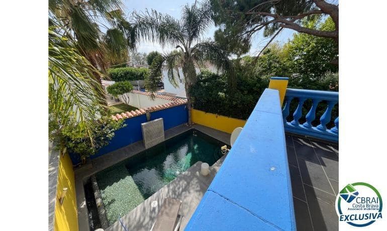 4 soverom Villa til salgs i Empuriabrava med svømmebasseng garasje - € 549 000 (Ref: 9142784)